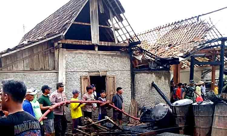 Polisi Ngawi Sigap Bantu Evakuasi Kebakaran Rumah Warga di Mantingan