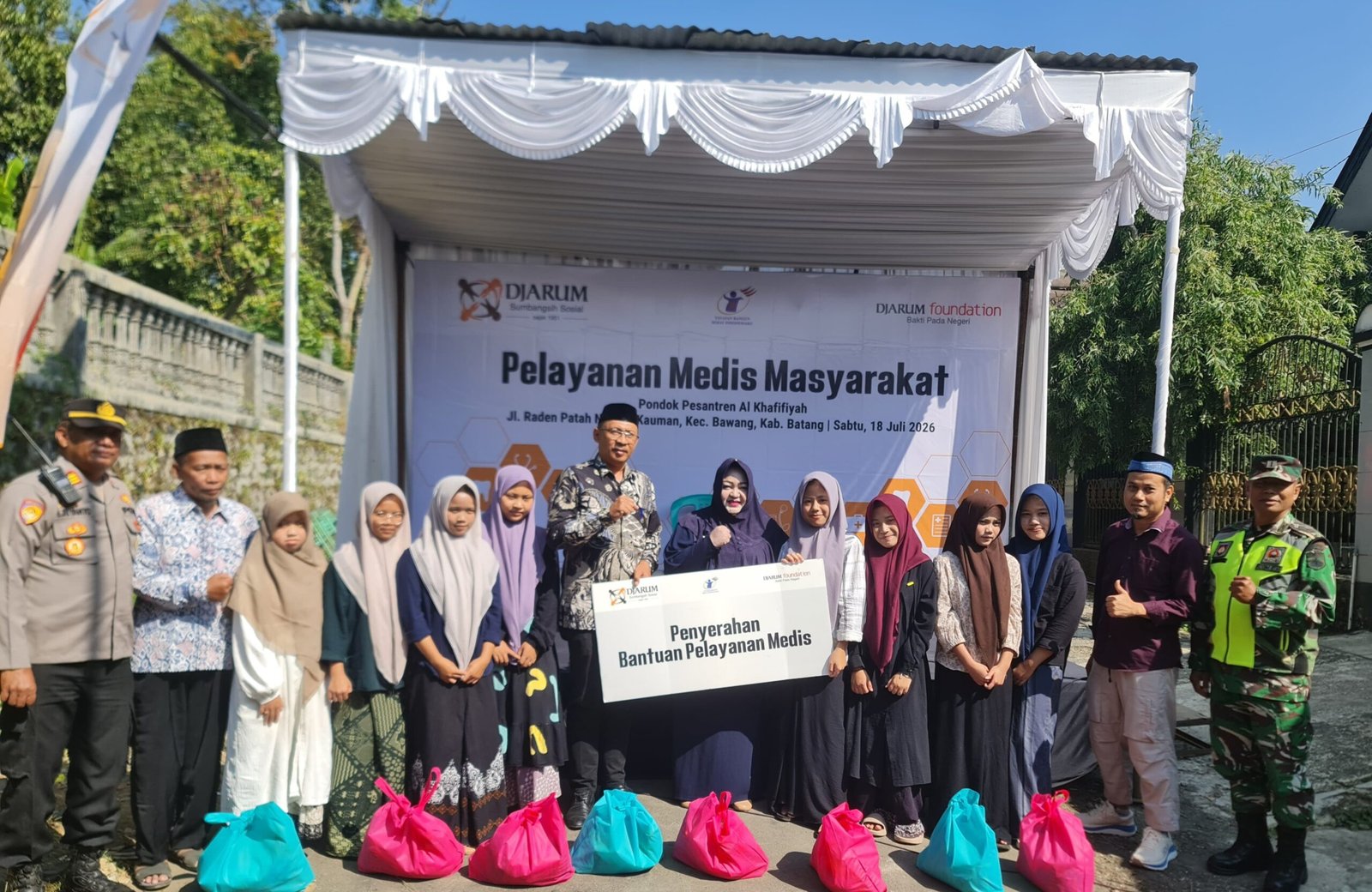 RATUSAN WARGA WUNGKIRSARI IKUTI BAKSOS DJARUM FOUNDATION DAN YBSI KE 35 DI PP AL KHAFIFIYAH BAWANG BATANG